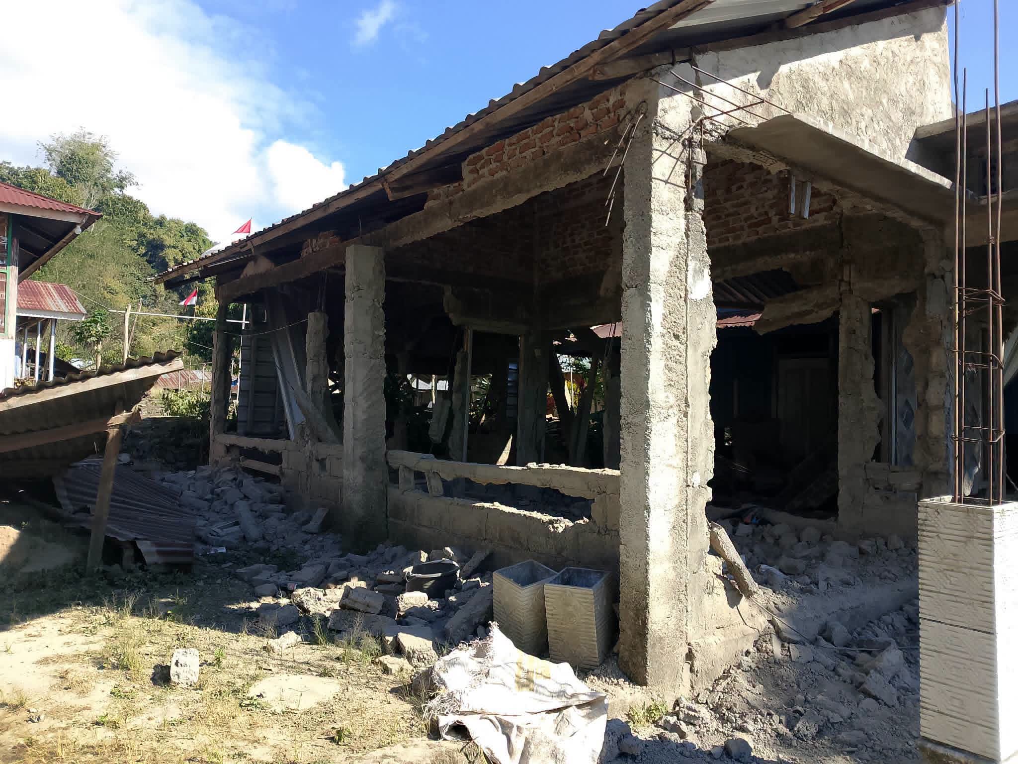 Banyak Rumah Warga Dan Penginapan Di Kecamatan Kelimutu Rusak Parah