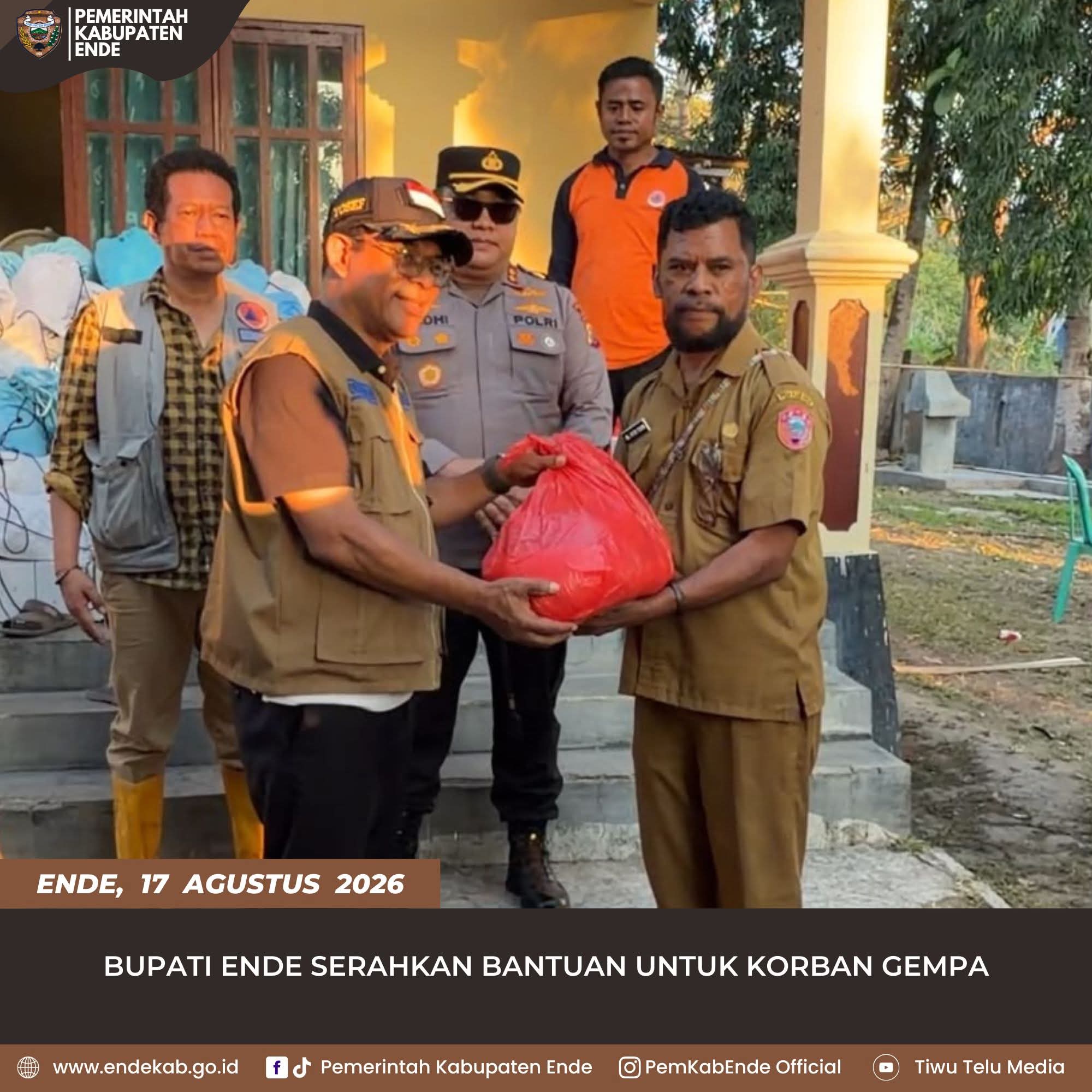 BUPATI ENDE MENYERAHKAN BANTUAN DI KECAMATAN MAUKARO DAN WEWARIA