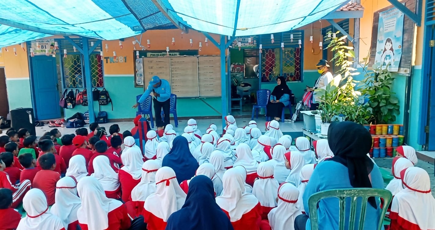 Menyulam Kembali Retakan Jiwa di Tenda Biru Maumere